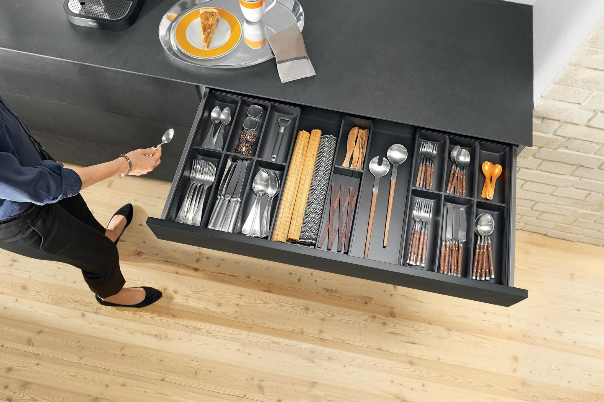 Blum ambia line - virtuves atvilktņu iekšējo sadalītāju sistēmas.jpg