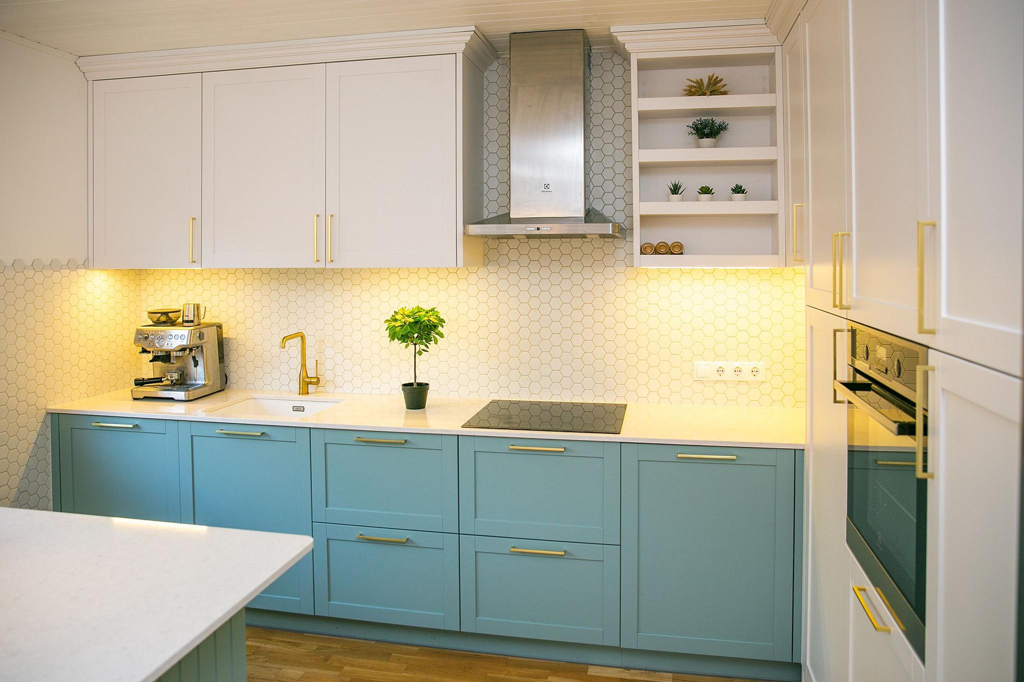 VIRTUVE AR RĀMJU FASĀDĒM UN KVARCA AKMENS VIRSMU 6.jpg