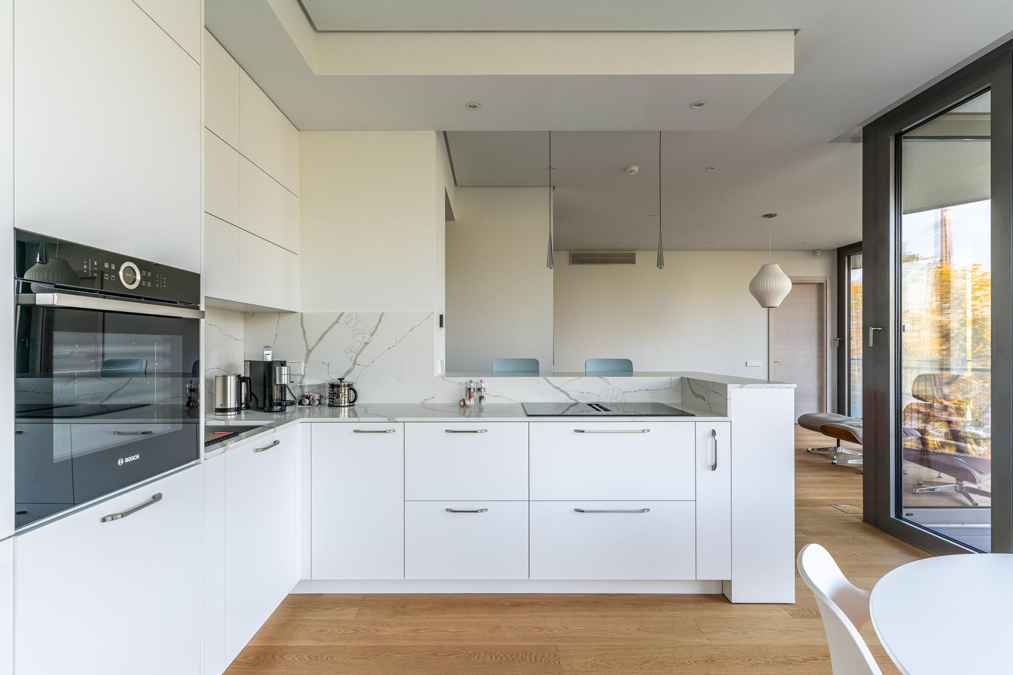 Virtuve ar Calacatta kvarca akmens darba virsmu 8.jpg